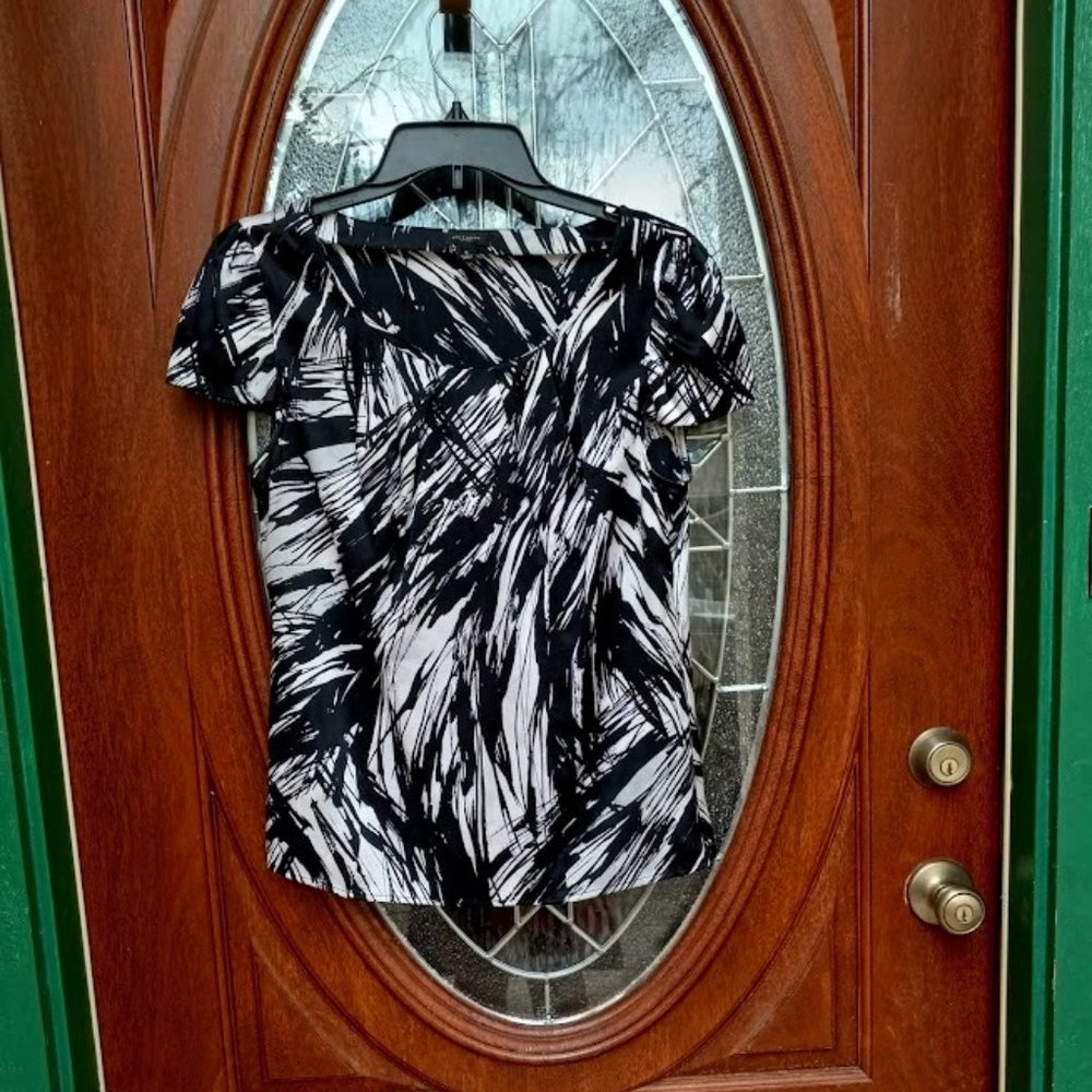 Ann Taylor Black/White Short Sleeve Top Size 8